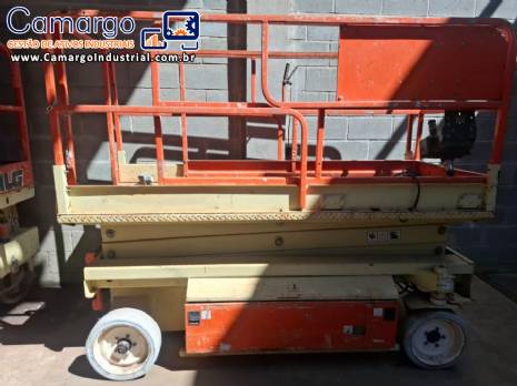 Plataforma elevatória tipo tesoura JLG